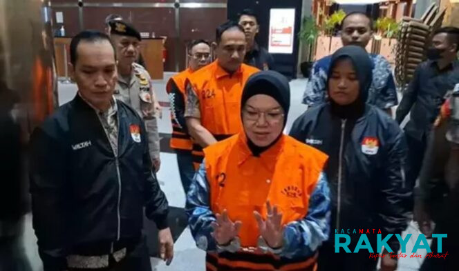 
					Bupati Sukoharjo Resmi Ditahan KPK! Diduga Peras Pejabat Pemkab, Digiring Pakai Borgol dan Rompi Oranye