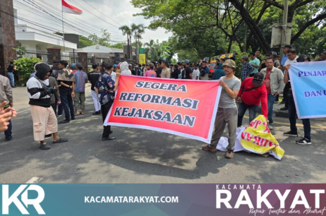 
					Aksi Bakar Ban, AMPH Sumut Desak Kejagung Penjarakan Mantan Jampidsus