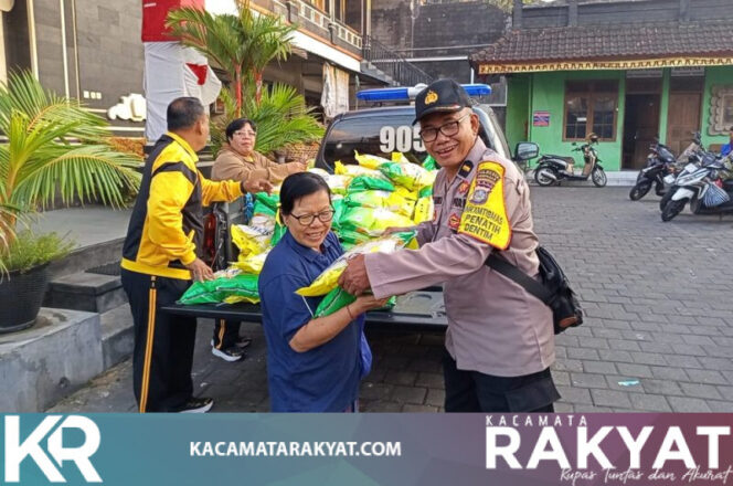 
					Polsek Dentim Salurkan Sebanyak 100 Sak Beras SPHP di Pasar Tembau