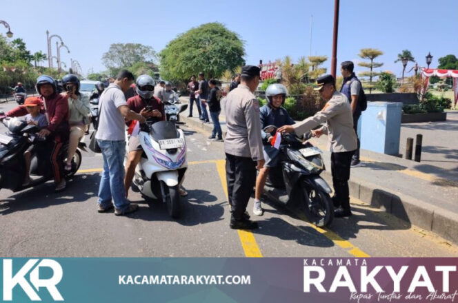 
					Polsek Gianyar Bagikan Bendera Merah Putih, Kobarkan Semangat Kemerdekaan di Alun-Alun Gianyar