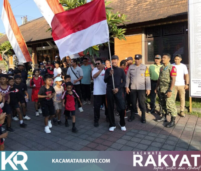 
					Jalan Sehat Semarak HUT RI ke-81, Babinsa Desa Penarukan Kawal Kegiatan Warga