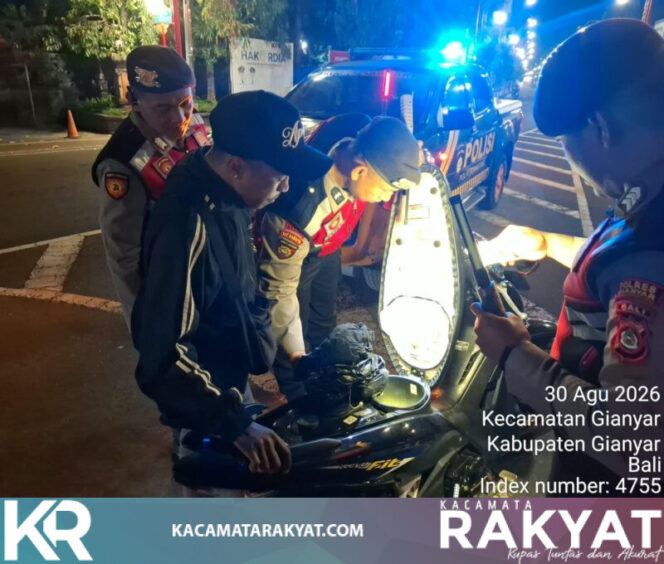 
					Patroli Malam Polres Gianyar, Polisi Kedepankan Teguran Humanis