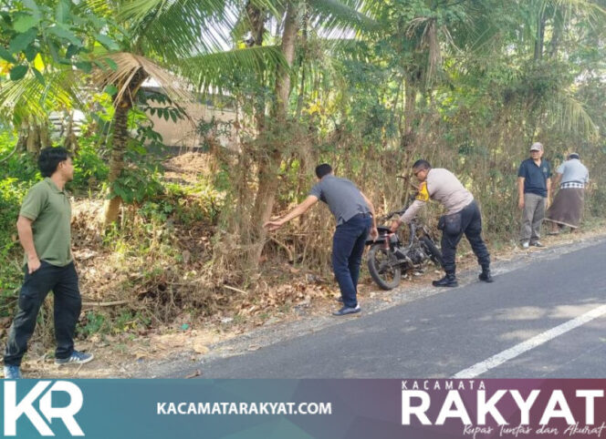 
					*Bhabinkamtibmas Desa Denbantas Bersama Perangkat Desa Bersihkan Sampah di Jalan Gelatik