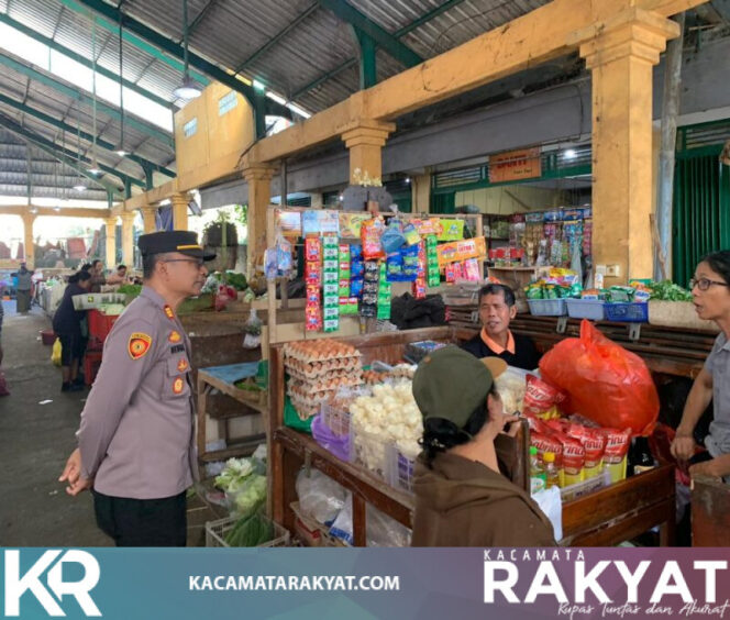 
					*Pantau Kamtibmas di Pasar Pupuan, Kapolsek Sampaikan Himbauan kepada Pedagang dan Pengunjung Pasar
