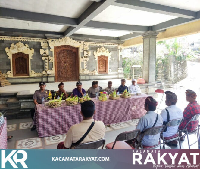 
					*Hadir di Tengah Masyarakat, Bhabinkamtibmas Belimbing Kawal Pengukuhan Prajuru Subak Swarna Pala