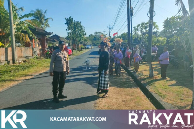 
					*Bhabinkamtibmas Desa Tangguntiti Atensi Pengamanan Upacara Pengabenan di Banjar Tangguntiti