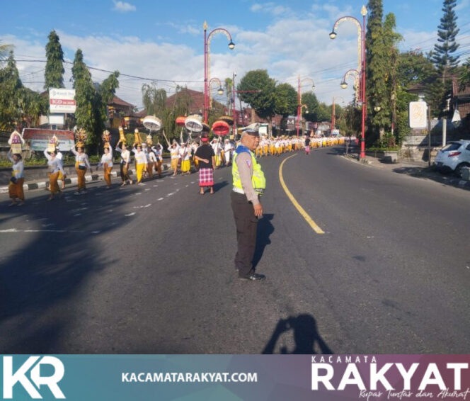 
					Personel Polsek Gianyar Amankan Upacara Mendak Toya Ning, Rangkaian Pujawali Pura Puseh dan Pura Desa