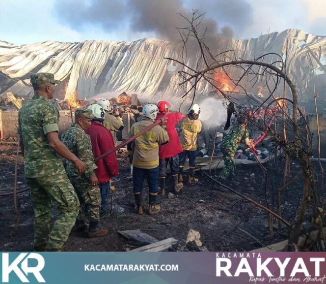 
					Kebakaran Gudang PT. Cemerlang Paint & Tempat Ibadah, Gerak Cepat Koramil Setempat Bantu Padamkan Api