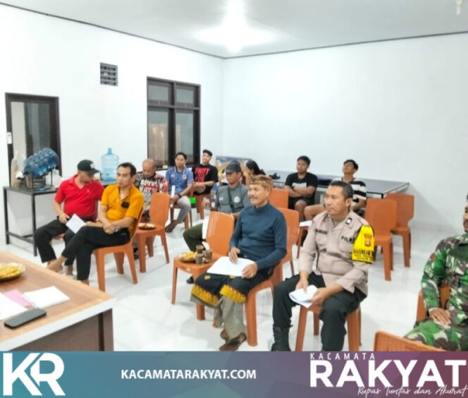 
					*Bhabinkamtibmas Desa Penarukan Hadiri dan Amankan Rapat Evaluasi dan LPJ Keuangan HUT RI Ke-81 di Desa Penarukan