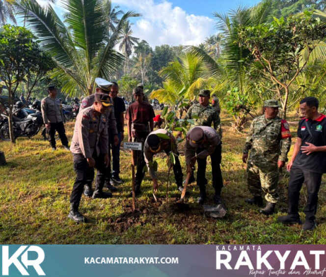 
					*Jaga Kelestarian Lingkungan, Kapolsek Kerambitan dan Personel Ikuti Kegiatan Penanaman Pohon di Bendungan Telaga Tunjung Sambut HUT TNI ke-81*