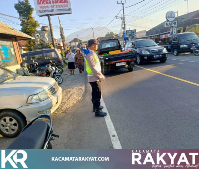 
					**Strong Point Pagi Polsek Baturiti, Personel Atur Arus Lalu Lintas di Depan Pasar Baturiti*
