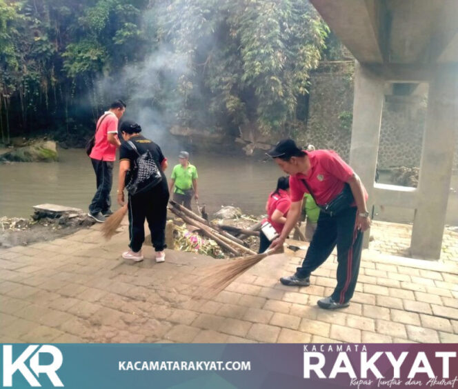 
					Jaga Tukad Campuhan dalam Gerakan Indonesia Asri, Babinsa Apresiasi Semangat Gotong Royong di Peguyangan