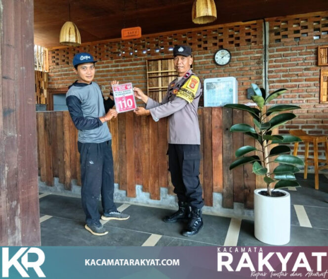 
					*Bhabinkamtibmas Gunung Salak Sosialisasikan Layanan 110 Polres Tabanan kepada Tamu Asing dan Pengelola Villa