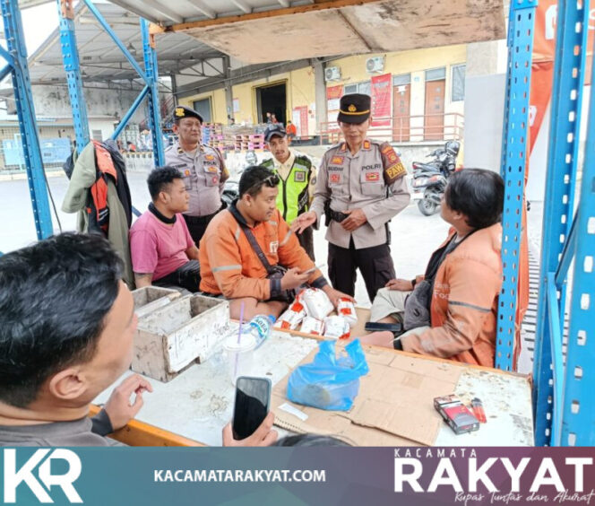 
					Sambangi Ojol dan Kurir Shopee, Polsek Denbar Perkuat Sinergi Cegah Gangguan Kamtibmas