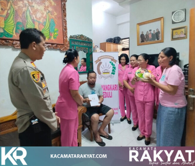 
					Wujud Kepedulian dan Solidaritas, Kapolsek Dentim Bersama Bhayangkari Jenguk Anggota yang Sakit