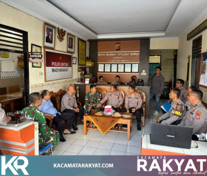 
					Kapolsek Kerambitan bersama Personel Polsek Kerambitan dan Koramil Kerambitan Gelar Coffee Morning sekaligus Rapat Matangkan Persiapan Piodalan Pura Giri Jaya Natha Polsek Kerambitan*