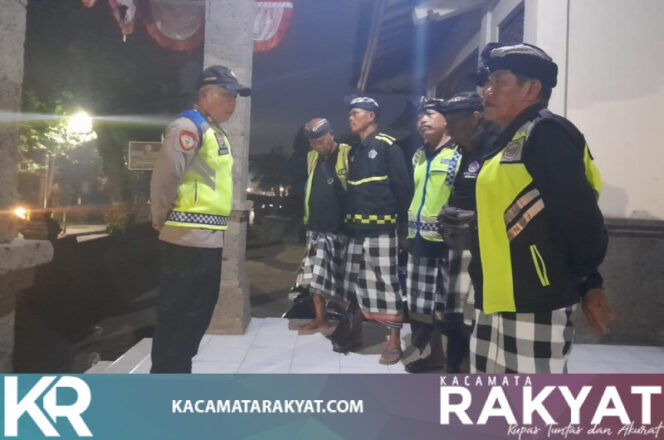 
					Bhabinkamtibmas Desa Mengwi Bersinergi dengan Pecalang Laksanakan Patroli Wilayah