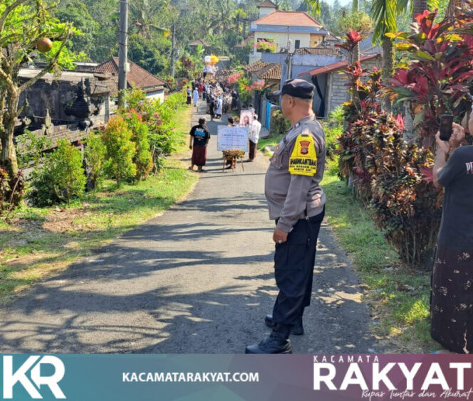 
					*Bhabinkamtibmas Desa Wanagiri Kauh Kawal Pengamanan Upacara Ngaben