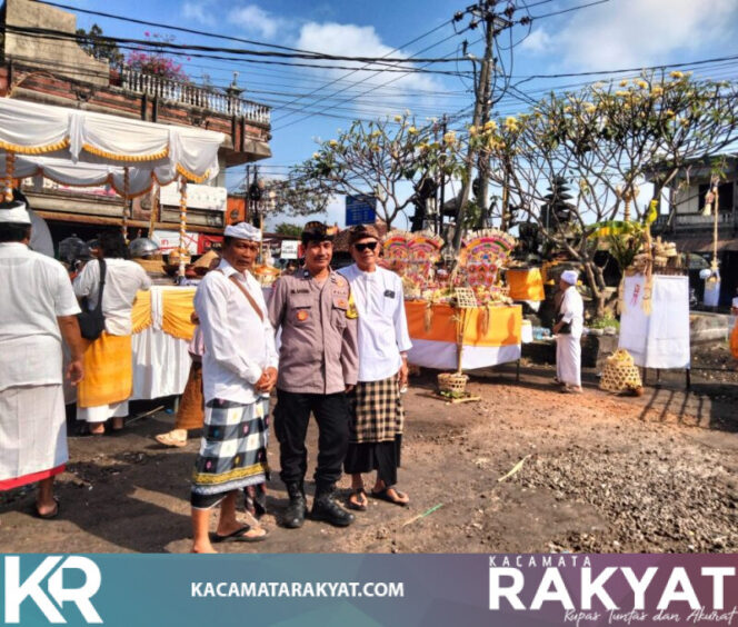 
					*Bhabinkamtibmas Desa Bajera Amankan Tradisi Memasar Ngenteg Linggih