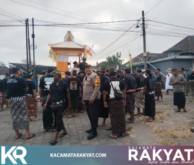 
					*Bhabinkamtibmas Desa Kediri Melaksanakan Pengamanan Ngaben Almarhum I Wayan Suatra