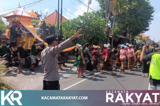 
					Hadir Di Tengah Masyarakat, Bhabinkamtibmas Polsek Abiansemal Laksanakan Pengamanan Upacara Ngaben