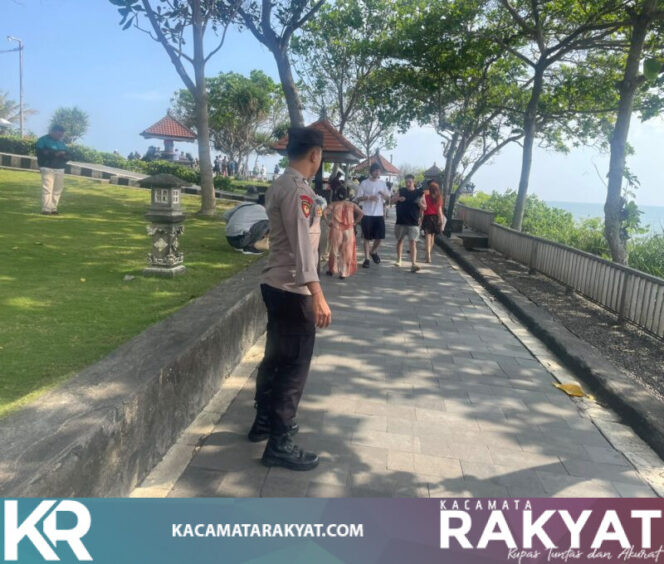 
					*Personil Polsubsektor Tanah Lot Melaksanakan Patroli Dan Penjagaan di DTW Tanah Lot