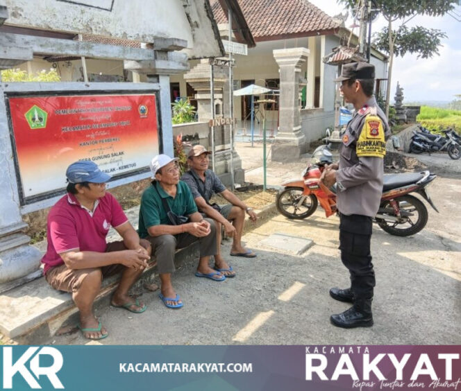 
					Bhabinkamtibmas melakukan patroli, sosialisasi hukum dengan warga untuk menjaga situasi kamtibmas tetap kondusif.