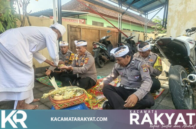 
					*Persembahyangan Bersama Dalam Rangka Hari Purnama di Pura Padmasana Polsek Kediri